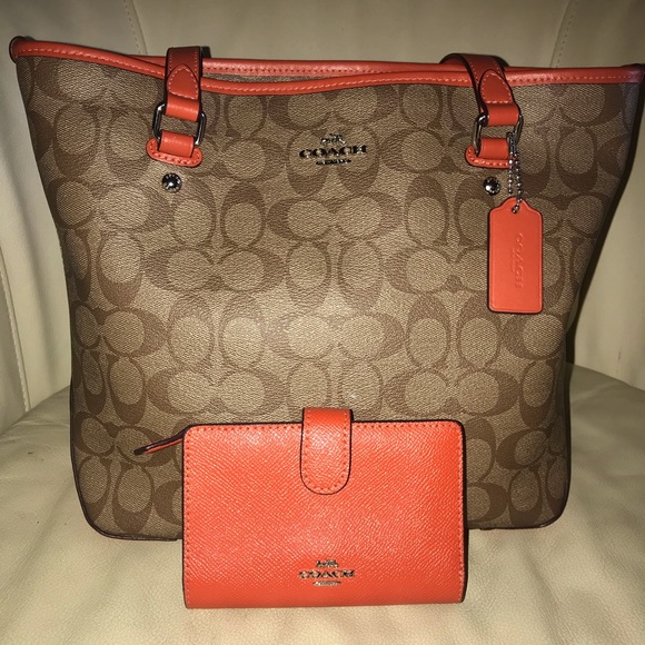 BRAND NEW COACH ZIP TOTE IN SIGNATURE CANVAS - Picture 1 of 4